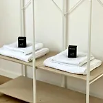 Cosy - 2 Bedrooms & Free Parking - Apartmán