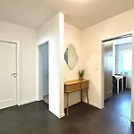 Cosy - 2 Bedrooms & Free Parking - Apartmán