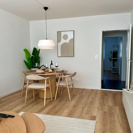 Cosy - 2 Bedroom & Free Parking - דירה