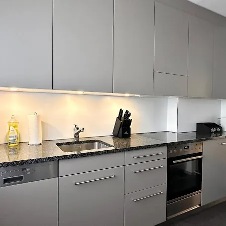 Cosy - 2 Bedrooms & Free Parking - *