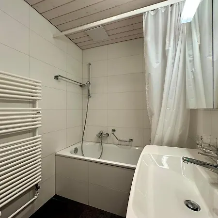 Cosy - 2 Bedroom & Free Parking - דירה *