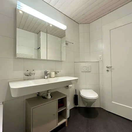 Cosy - 2 Bedroom & Free Parking - דירה