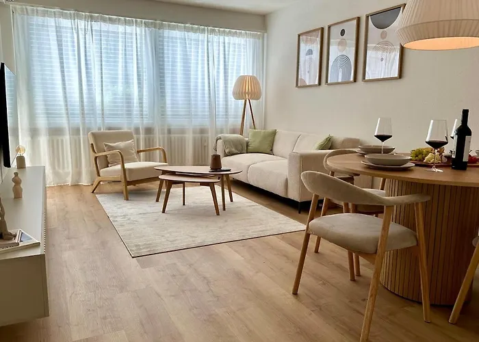 Cosy - 2 Bedroom & Free Parking - דירה