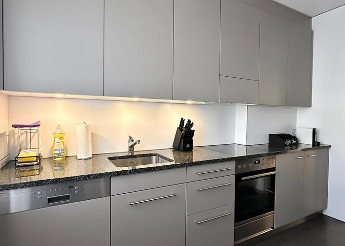 Cosy - 2 Bedroom & Free Parking - *