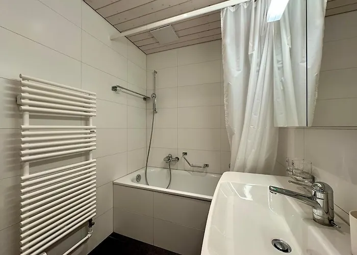 Cosy - 2 Bedroom & Free Parking - דירה *