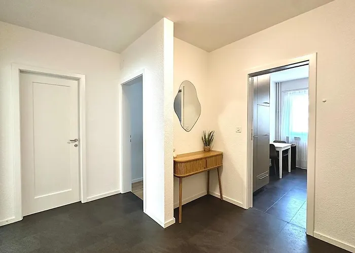 Cosy - 2 Bedroom & Free Parking - דירה