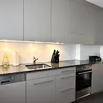 Cosy - 2 Bedroom & Free Parking - *